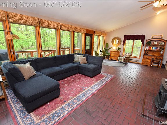 5th image of 3910 Joy Rd