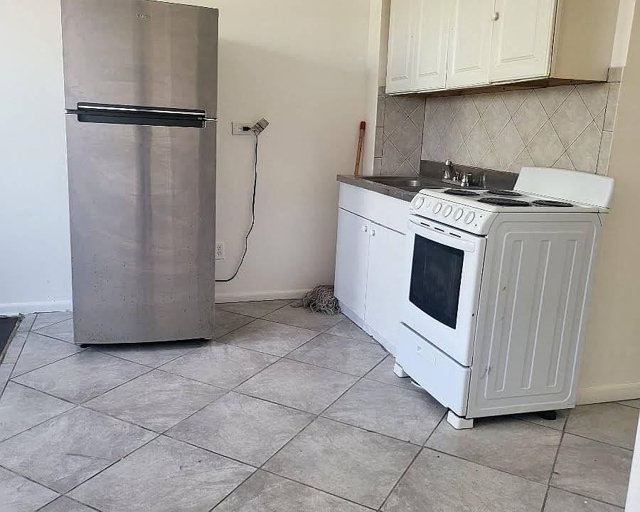 1st image of 160 W Sandford Blvd #B