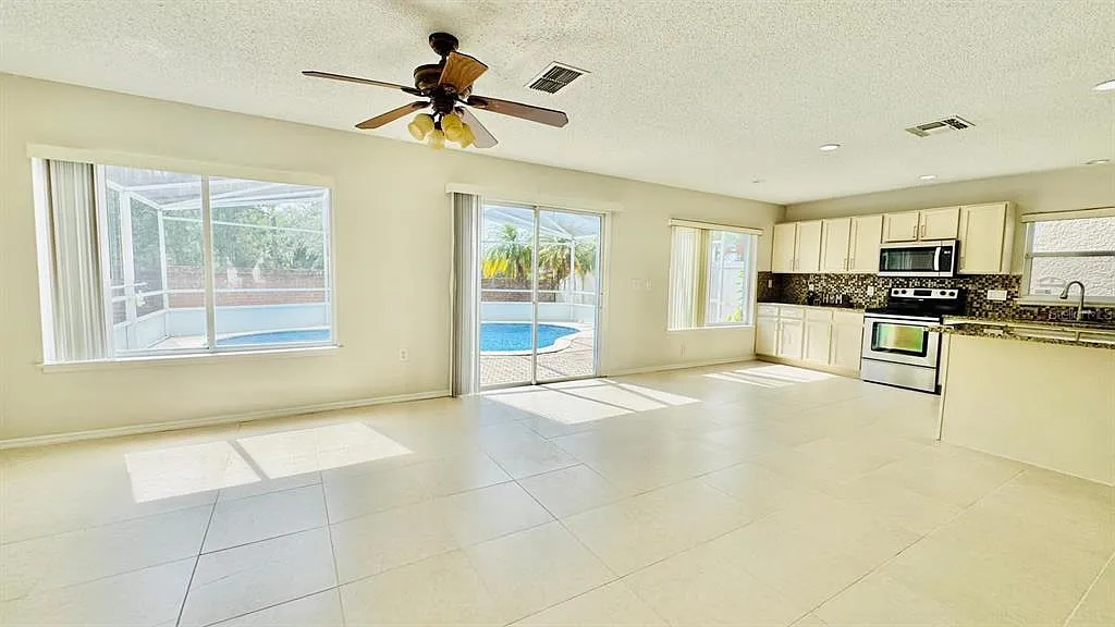 5 bed, 3.0 bath, 1692 sqft, $2,900 — Photo 3