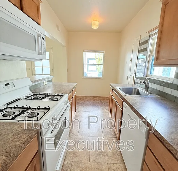 321 S Stone Ave #4 — Photo 2