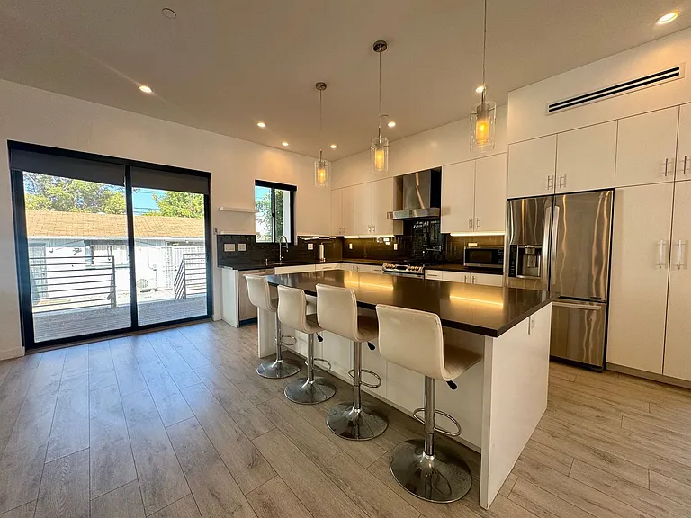 143 N Ardmore Ave — Photo 5