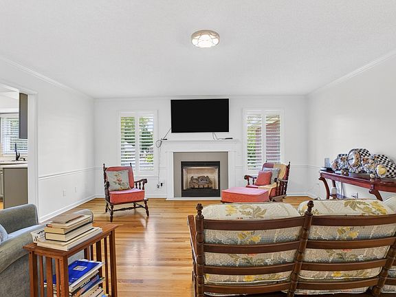 4th image of 1304 Larkspur Dr