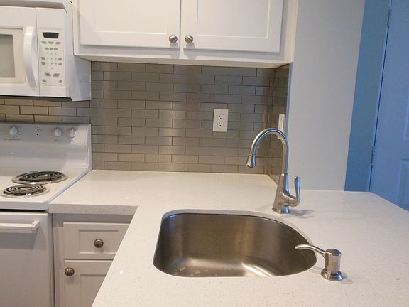 3rd image of 718 Executive Center Dr APT 26