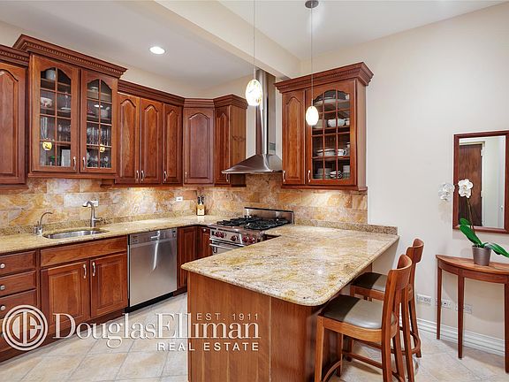2nd image of 3 Hanover Sq APT 10A