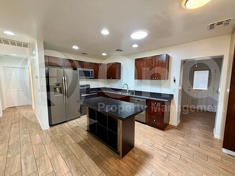 5001 E 4th St — Photo 5