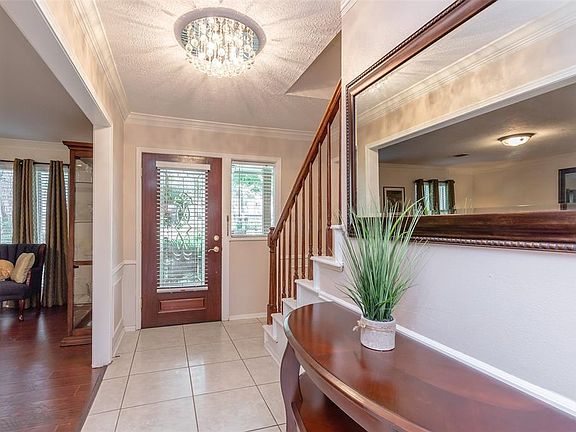 ENTRY - Front door has leaded glass insert letting in the natural light. Crown molding and updated light fixture.