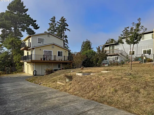 616 Pacific Ave, Brookings, OR 97415