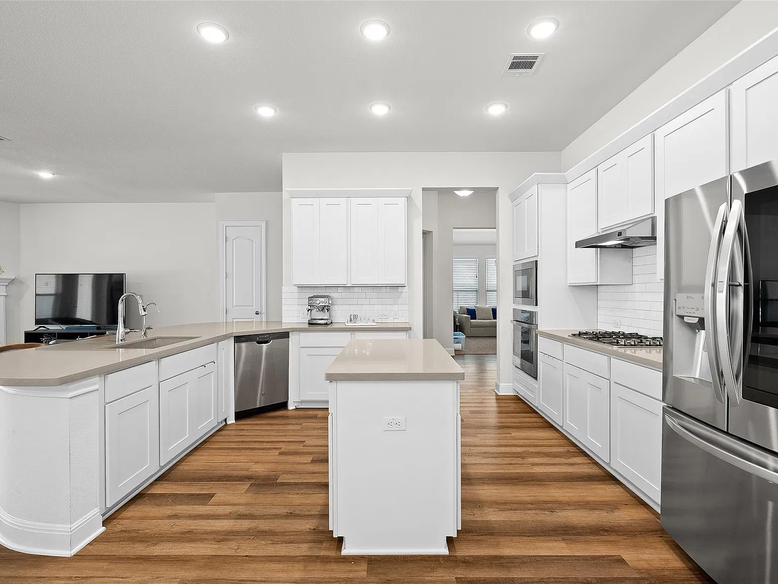 4 bed, 3.0 bath, 2677 sqft, $3,500 — Photo 2