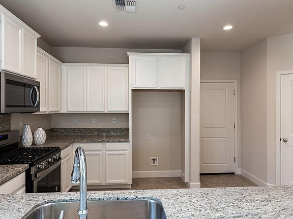 5th image of 731 Segovia Dr