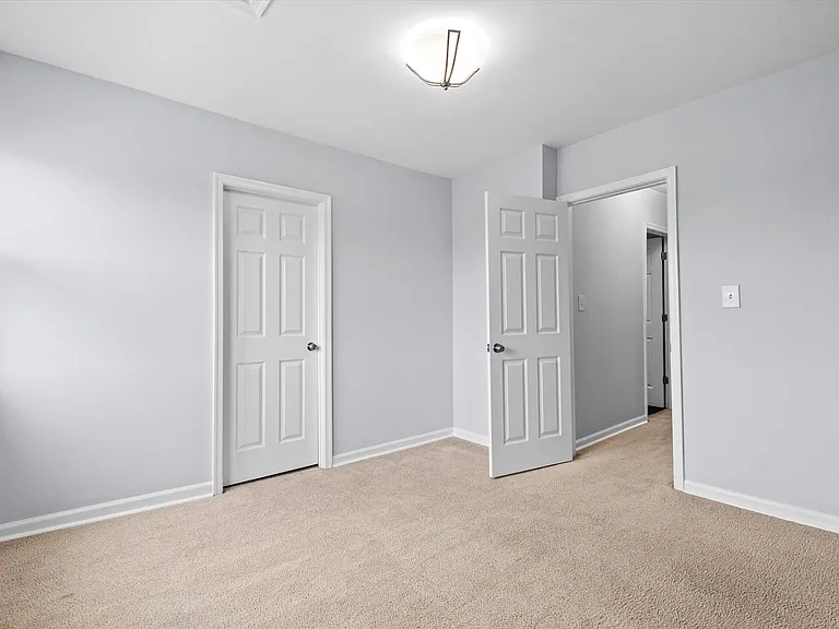 2510 Roslyn Ave — Photo 39