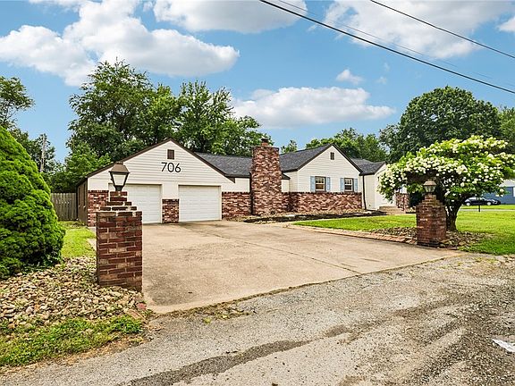 3rd image of 706 Naysmith Rd