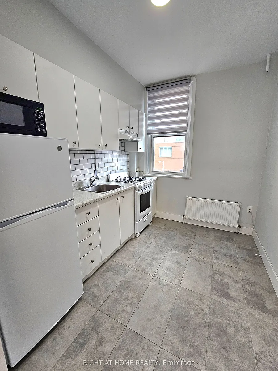 Building Photo - 437 Spadina Ave #3