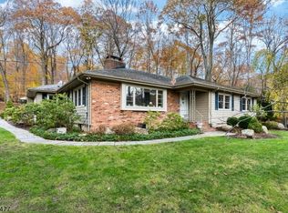2 Beechwood Ln, Kinnelon, NJ 07405