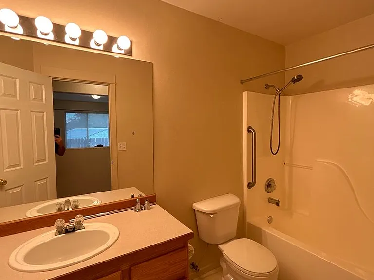 450 NE Hillcrest St — Photo 12