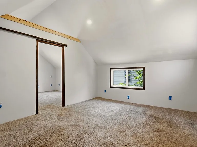 1821 Benjamin St — Photo 9