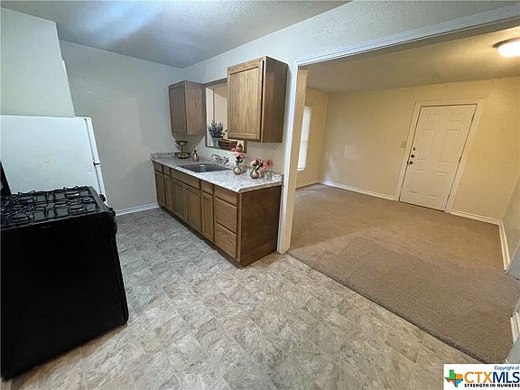 4th image of 504 E Dean Ave