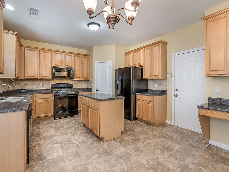 2318 Shady Maple Trl — Photo 8