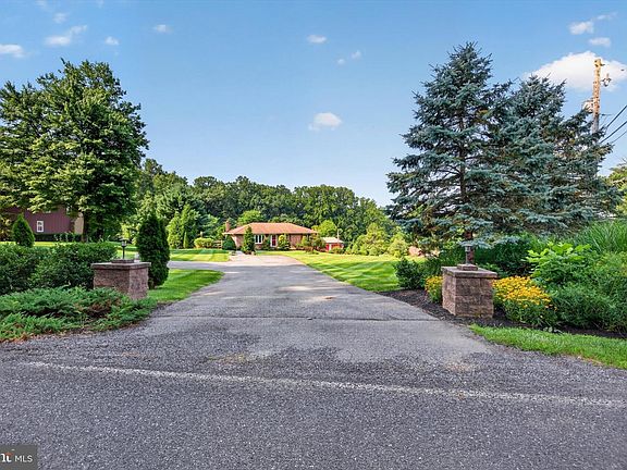 4th image of 239 Lawn Rd
