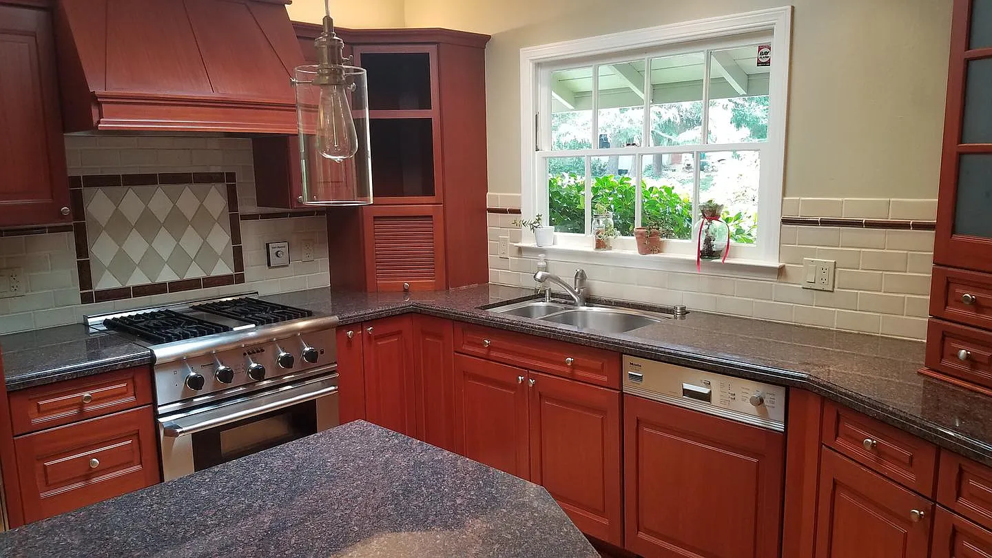 Spacious updated 3BR home with deck & chef's Kitchen — Photo 2