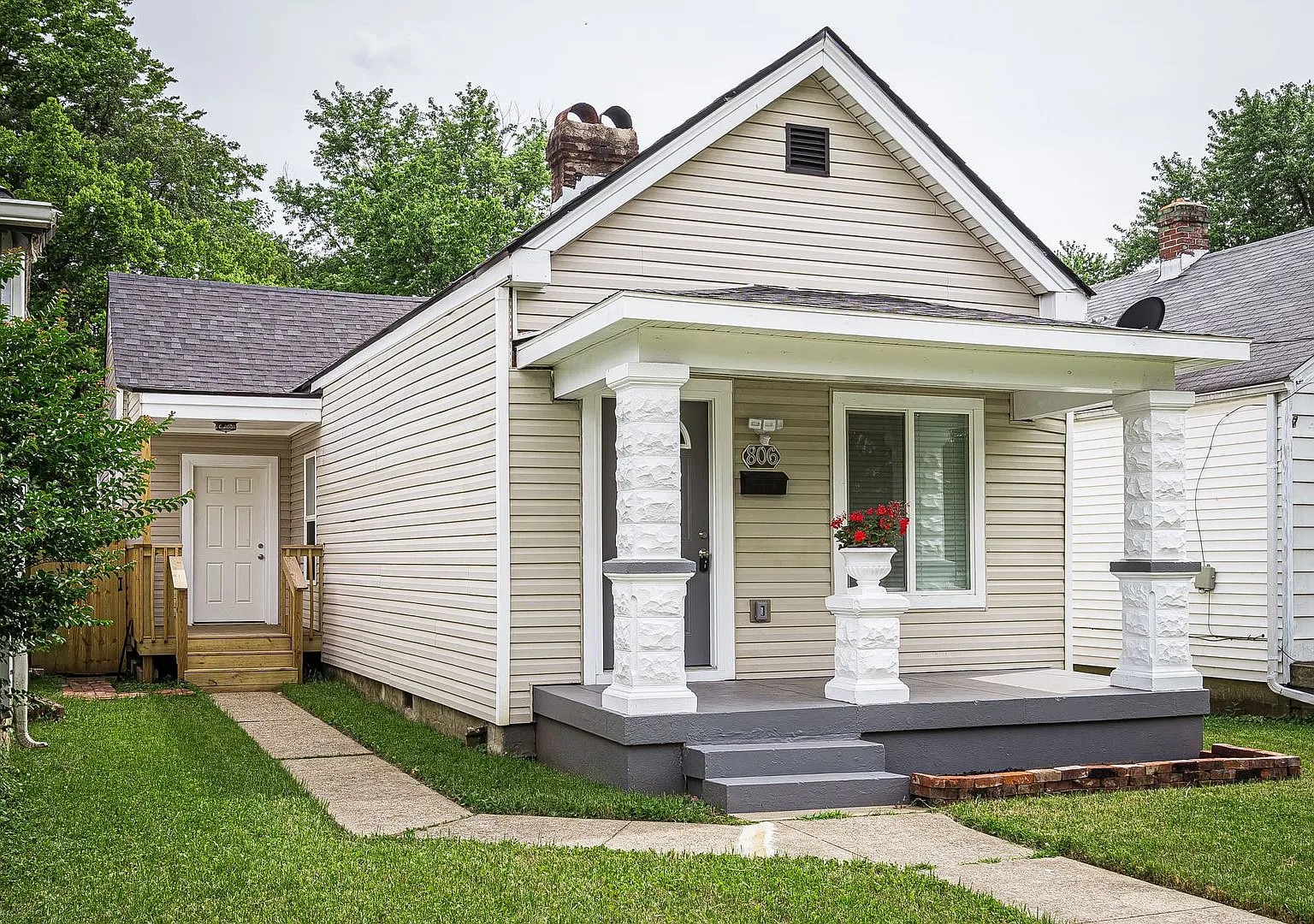 Charming 4 Bedroom For Rent. — Photo 1
