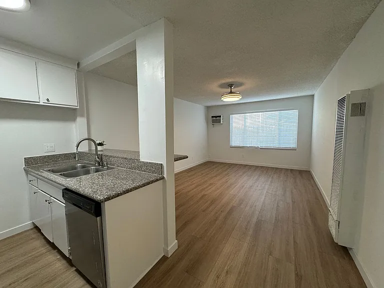 14220 Burbank Blvd — Photo 18