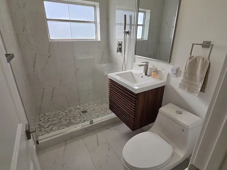 305 SE Airoso Blvd — Photo 3
