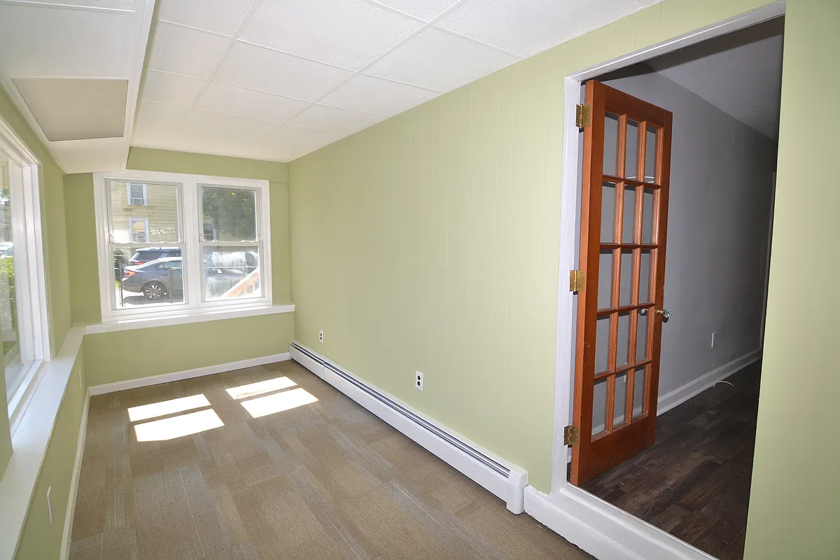Enclosed Front Porch w/heat - 201 Mary St #1