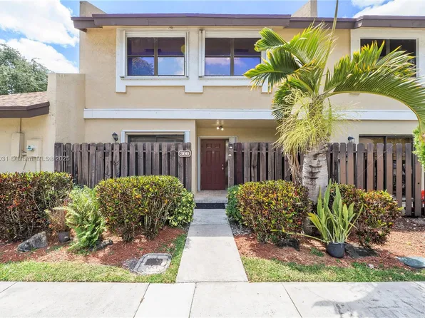 300 SW 96th Ter #300, Pembroke Pines, FL 33025