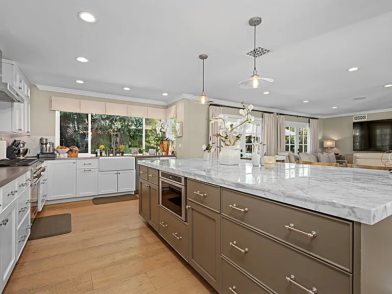 1574 Devonshire Ave — Photo 10