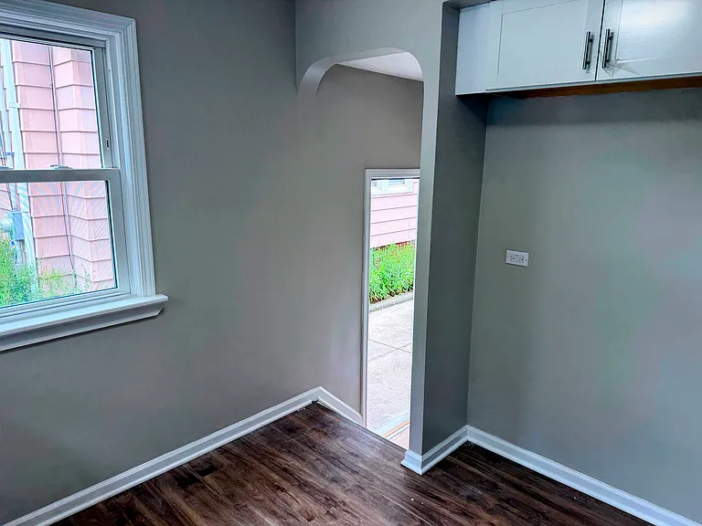 10806 Plymouth Ave — Photo 9