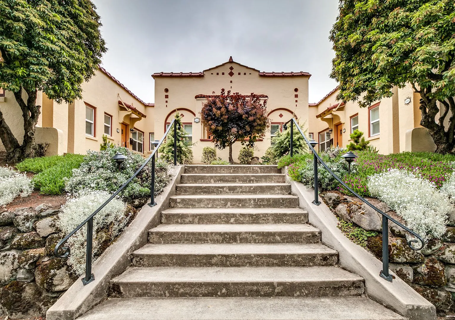 Amazing Vintage 1 Bedroom In Kerns Neighborhood! — Photo 2