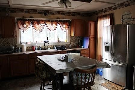 5th image of 415 Dairy St