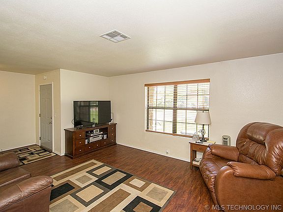 5th image of 486 E 136th Pl