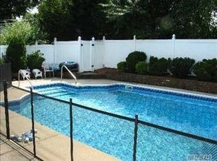 999 Ferngate Dr, Franklin Square, NY 11010