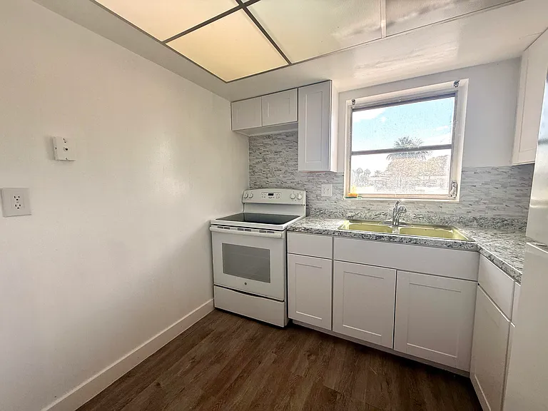 2854 Crosley Dr E #J — Photo 5