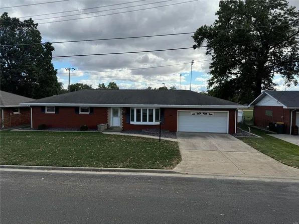 570 N 11th St, Breese, IL 62230