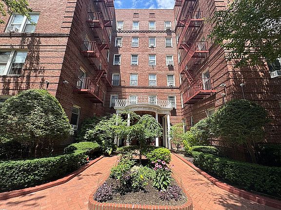 5th image of 111-39 76th Rd APT D1