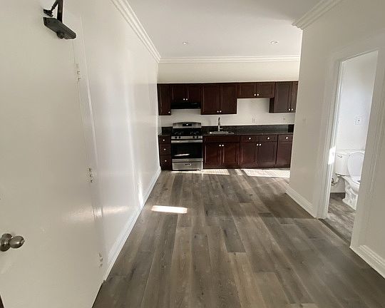 4th image of 1117 S Westlake Ave