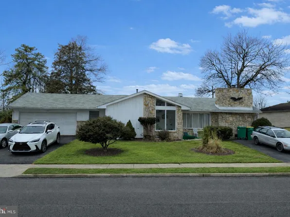 521 Parkway Dr, Fairless Hills, PA 19030