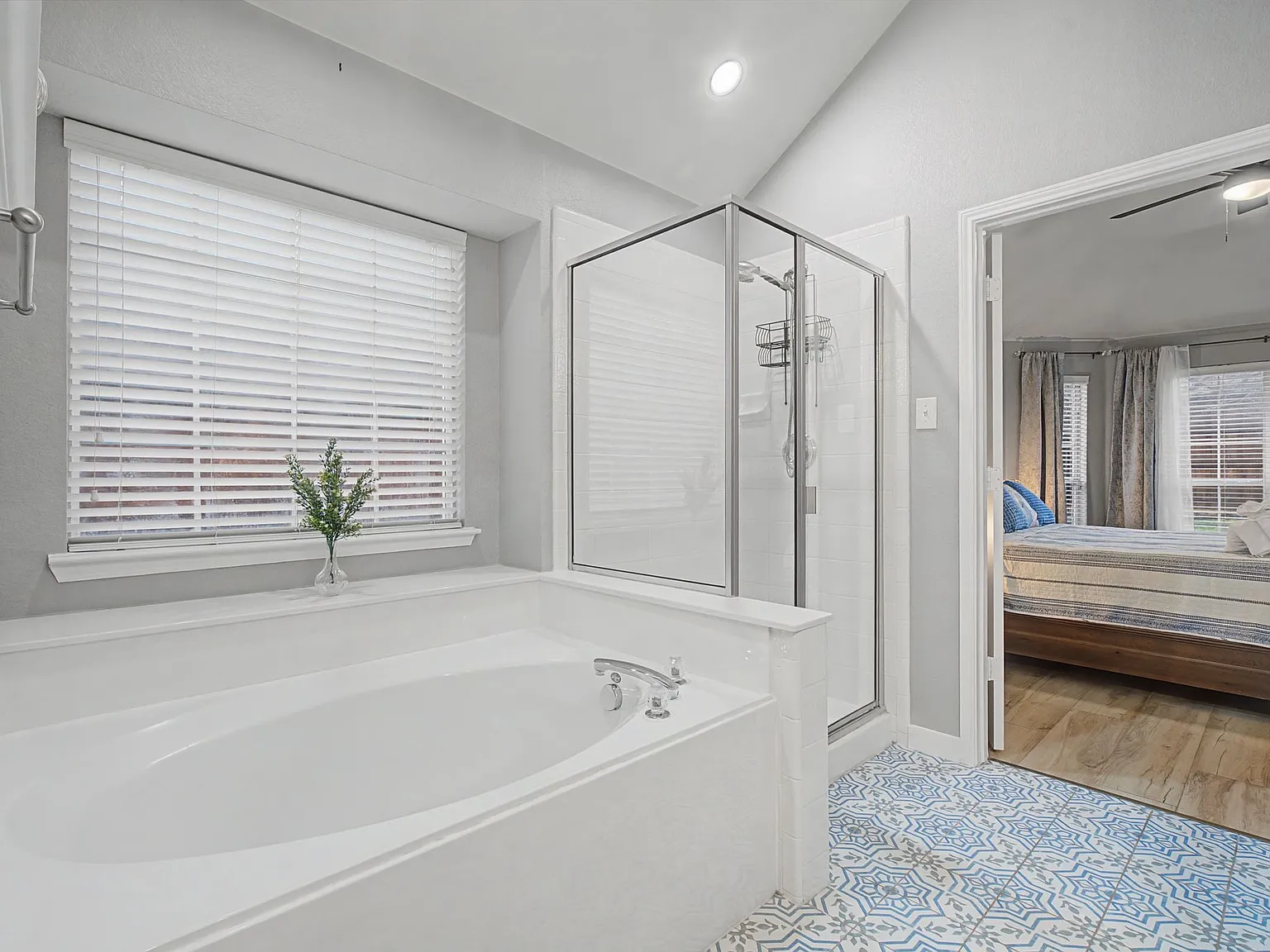 2409 Mallard Dr — Photo 3