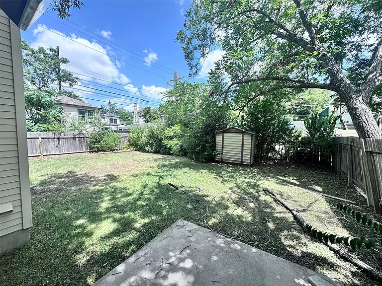3709 Tom Green St #B — Photo 12