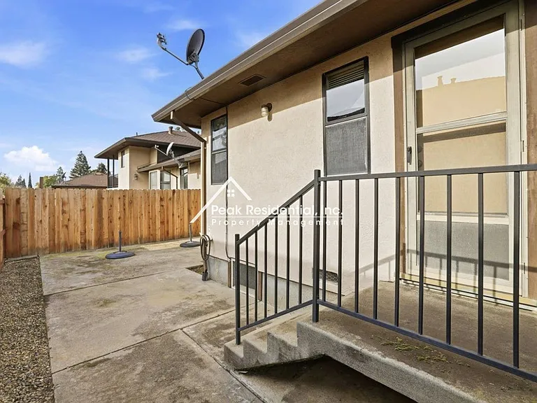 611 Mormon St #A — Photo 9