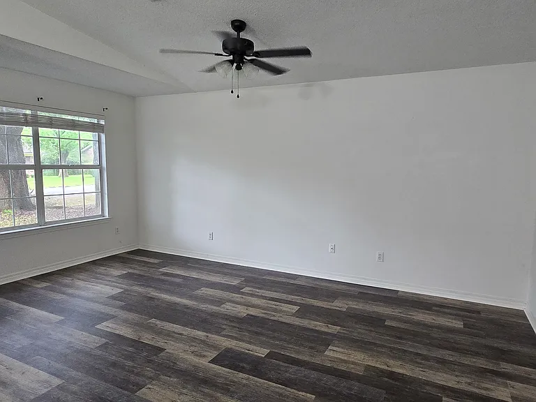 1087 New Haven Dr — Photo 3