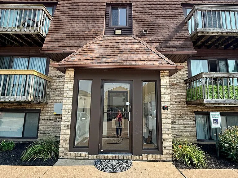 31400 N Marginal Rd — Photo 1