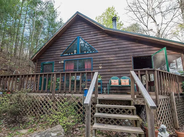220 Oak Loop, Mineral Bluff, GA 30559