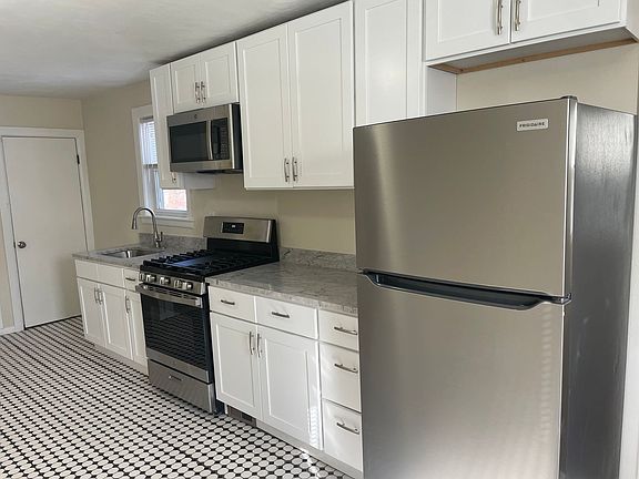3rd image of 8 Bells Ct Floor 2
