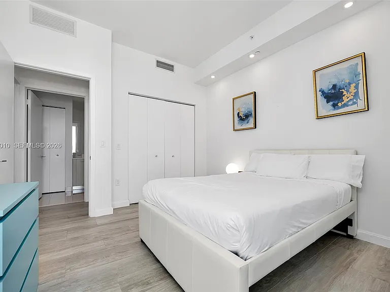 55 SW 9th St — Photo 4