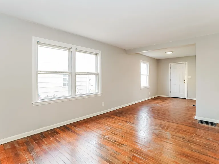 767230_019_living_room_13625778.jpg