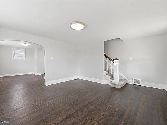 4th image of 1042 Randall Ave
