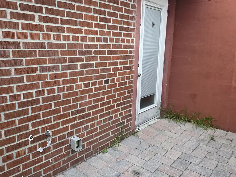 Wellington St — Photo 3